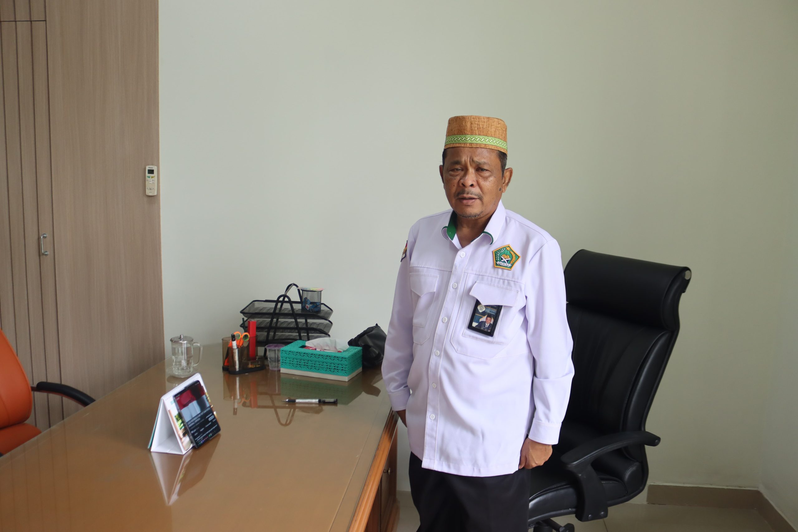 Kabiro Mendengarkan lagu indonesia raya