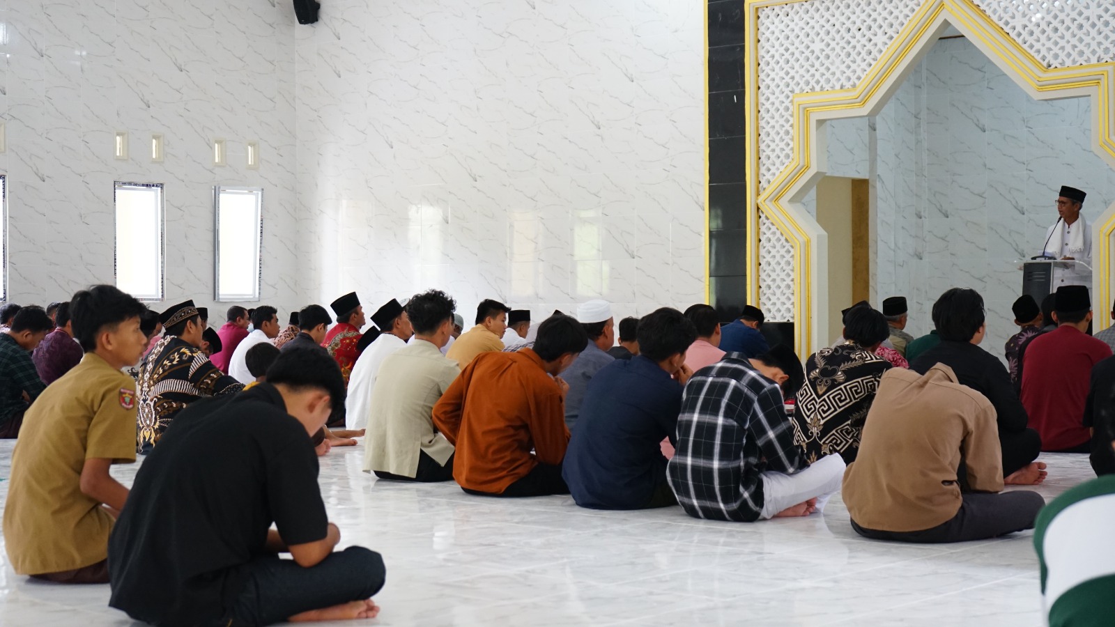 Sholat Jumta di masjid kampus II 1