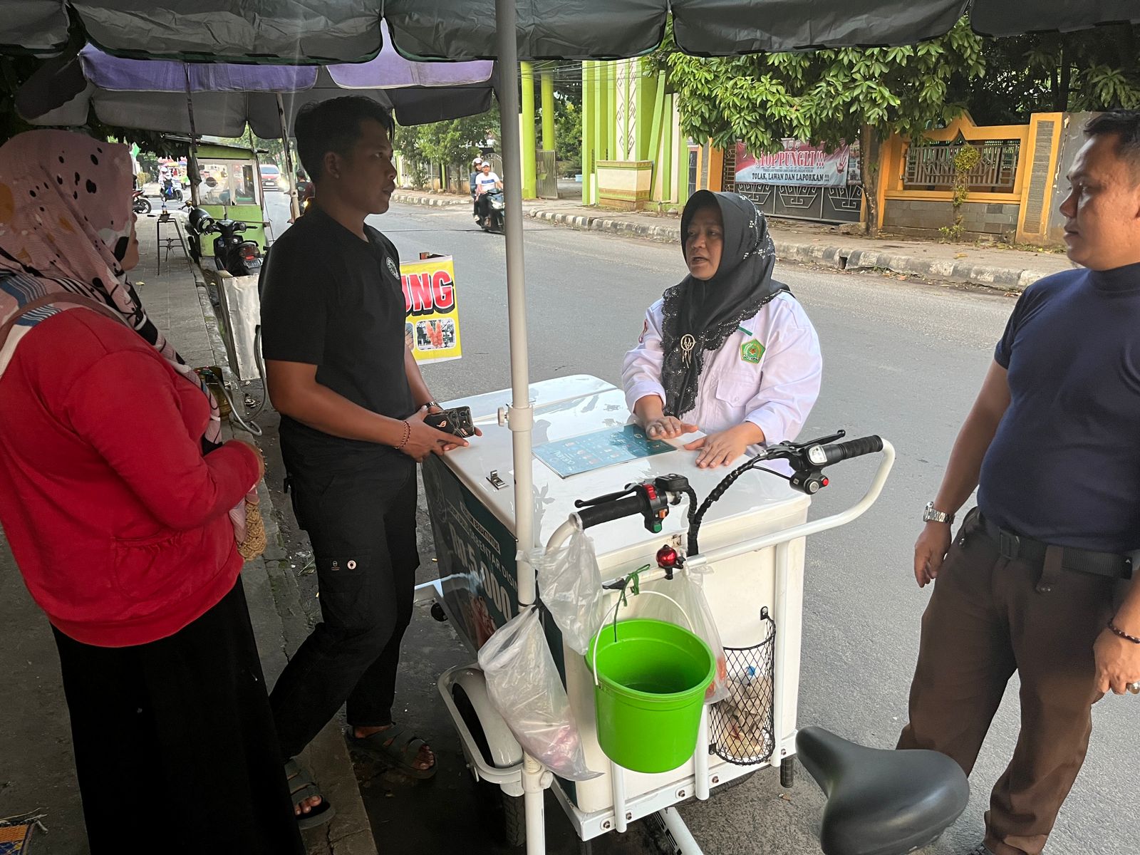 14 Juli 2025 Pendekatan kepada pedegang kaki di trotoar