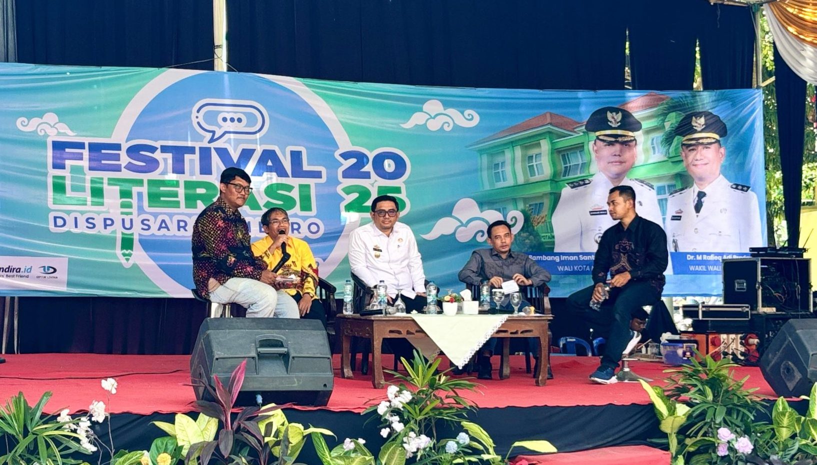 Warek I materi Talkshow Literasi digital 2025