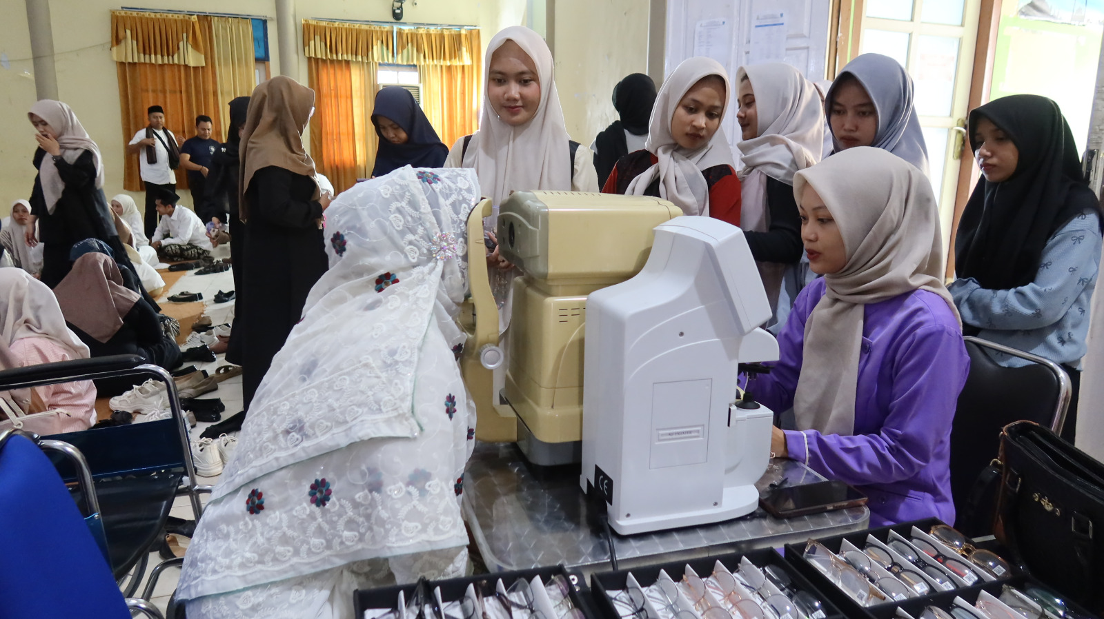 Pemerriksaan mata Rektor 2