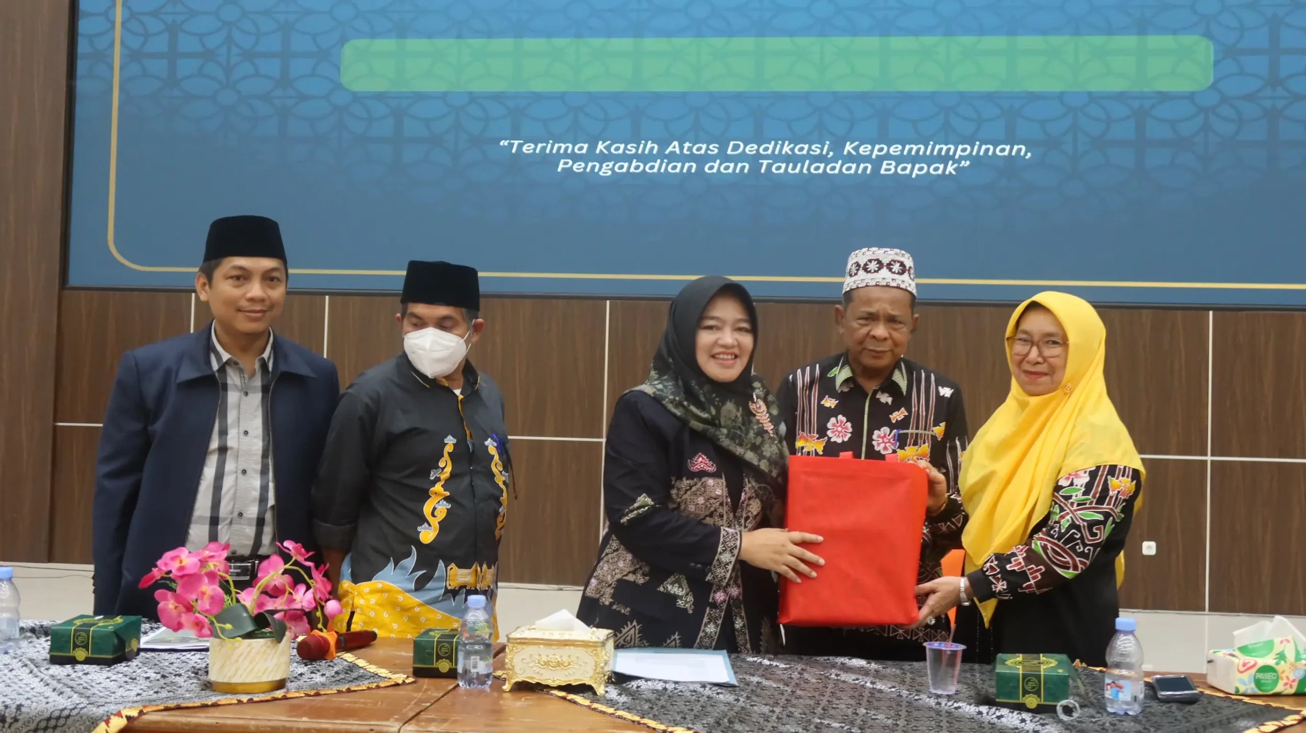 Penyerahan kengan dari rektor