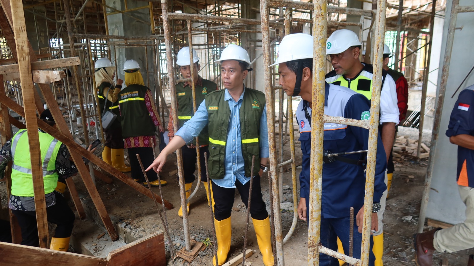 tinajau pekerja dan tangga