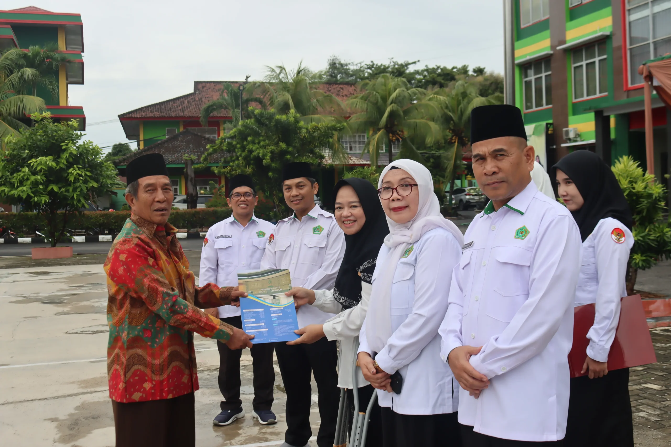 Penyerahan SK tarmizi