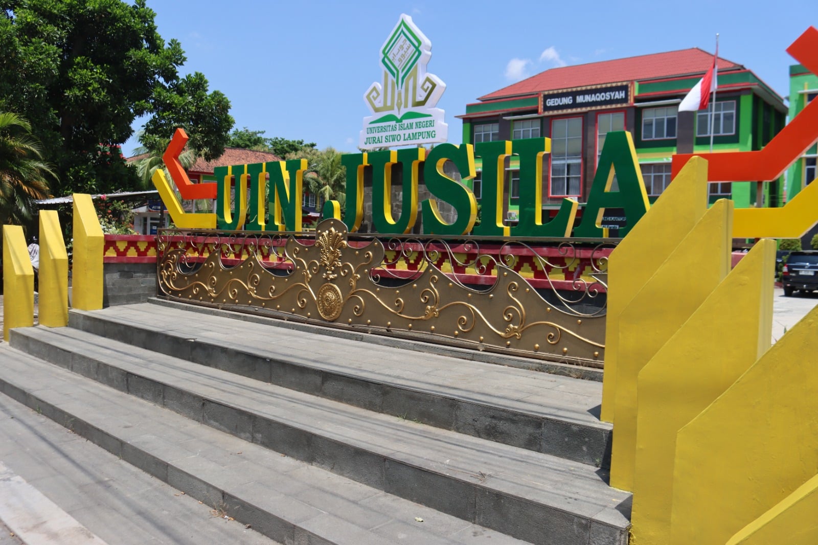 Gapura Land Mark Kampus I UIN Jusila