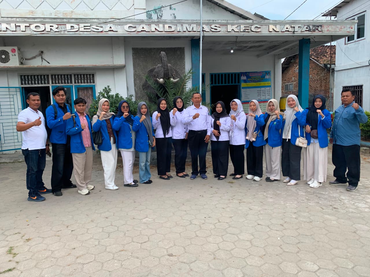 mahasiswa survey lokasi KKN di candi mas